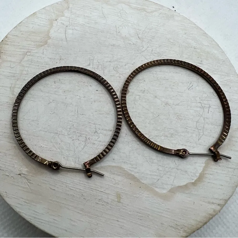 🍭6/$30 Bronze tone textured hoop earrings with saddle back closure